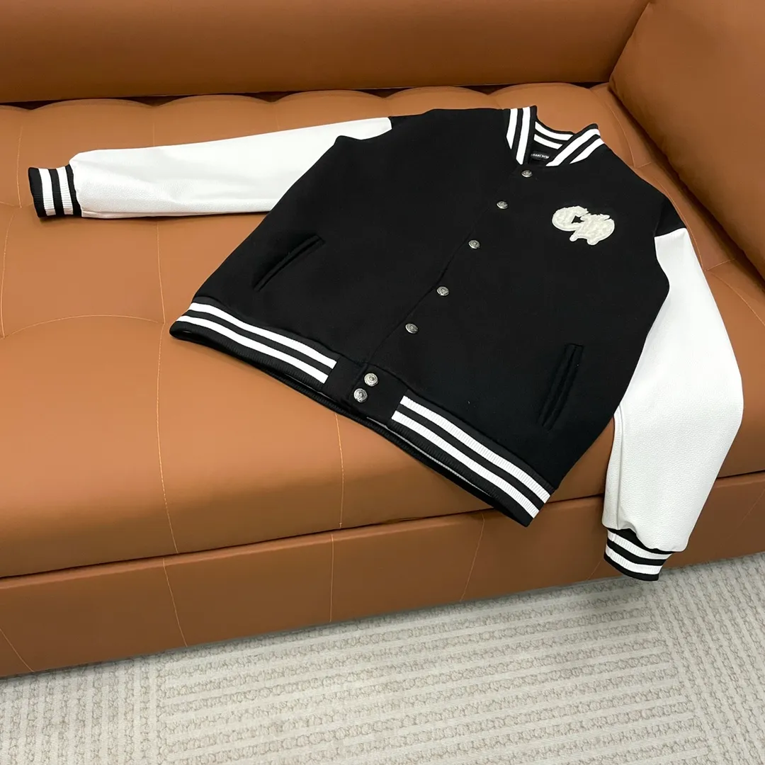 🅿️410 CH➡️Cro Xin 2024ss runway style baseball jacket. I ordered the original model and it took a month to finally ship. I love it so much. The upper body is really cool. A Douyin blogger said that this year's new jacket will become a future trend. If you look through street photos, you will find that celebrities regard it as a collectible jacket, a must-have item for men and women who want light luxury for commuting. Developing the highest version on the entire network, it took 1 month to customize and the cost was extremely high. The German imported flat-machine made custom-woven wool jacquard threads, using the first layer of imported lambskin. The pleated texture is unparalleled. It is hand-cut and meticulously crafted. The stitching position is very technical. Whether the whole garment is good or not depends on this position. Top-notch workmanship and details can stand the test. A full set of customized accessories, the letters are clear and perfectly restored without any difference. High-end atmosphere and full grade! The entire dress is exclusively customized with heavy craftsmanship. The towel patch embroidery is perfectly combined with craft embroidery and precise stitching! Absolute craftsmanship quality!
